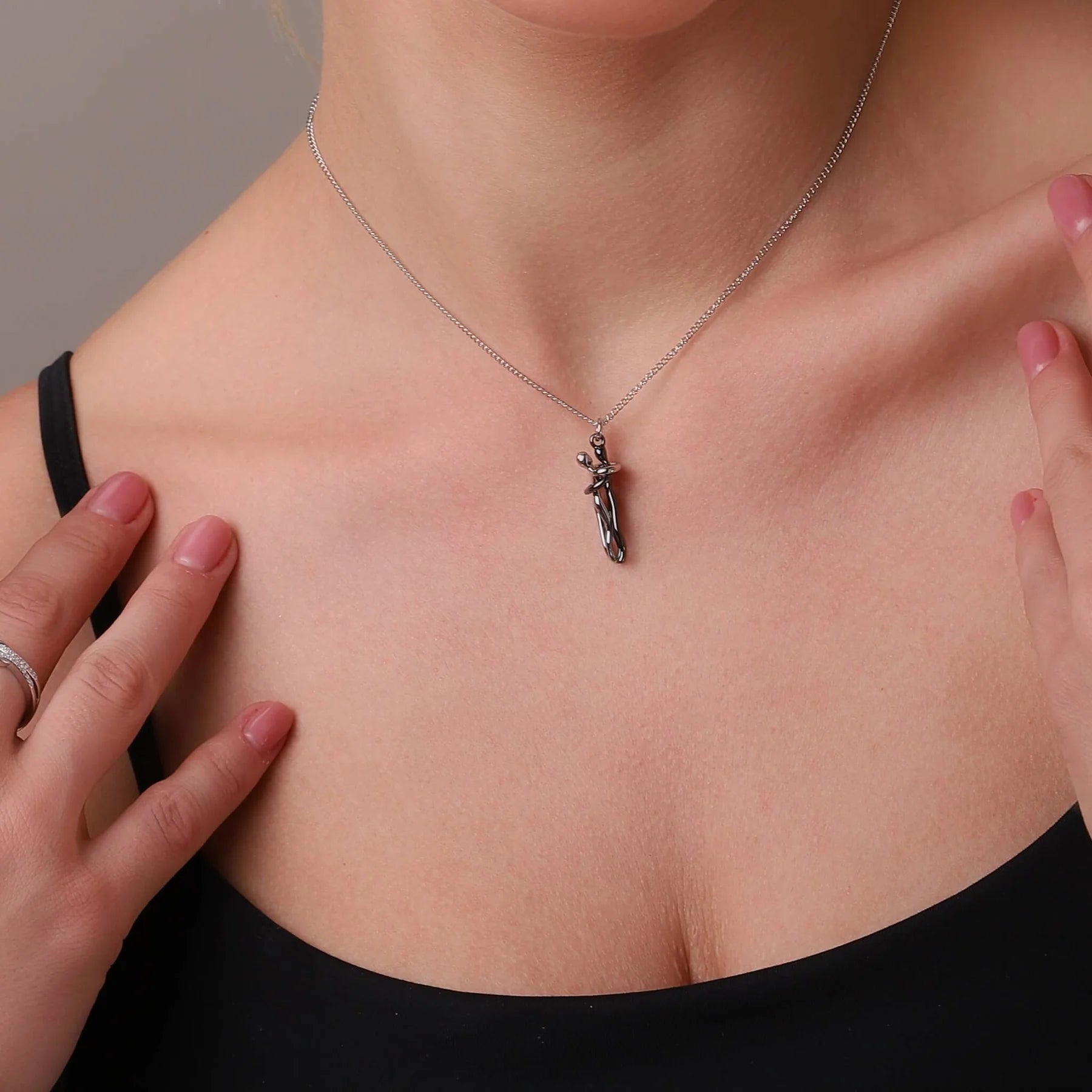 HUG NECKLACE